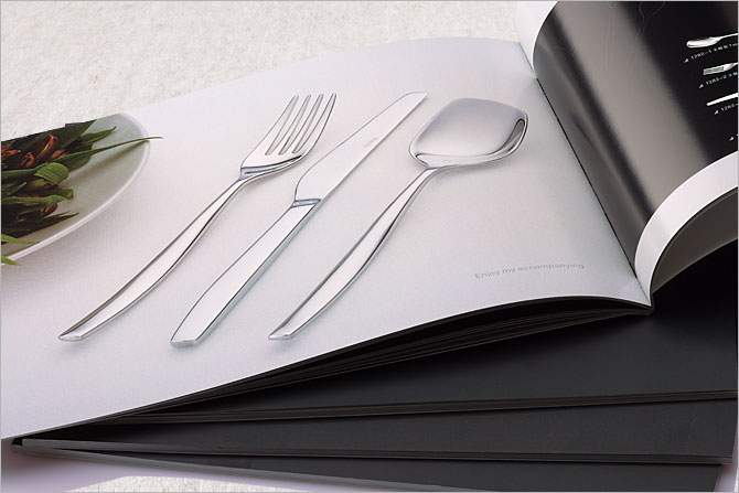 黑眼睛廣告為Pama印刷的產品畫冊內頁實拍效果，印刷工藝為CMYK+專銀（五色印刷）