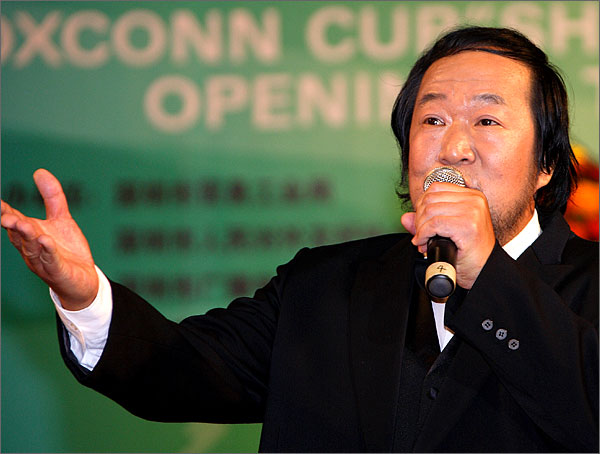 外運(yùn)會(huì)開幕式上由國(guó)家一級(jí)演員、著名男高音歌唱家、深圳東方英文書院音樂教師劉傳義