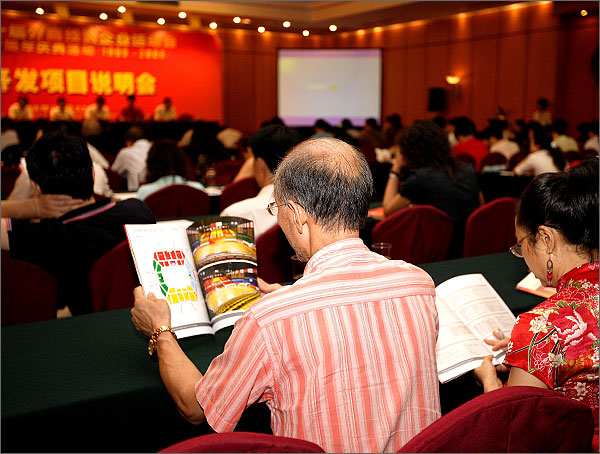 廣告公司的老板們?cè)谡J(rèn)真的了解外運(yùn)會(huì)市場(chǎng)開(kāi)發(fā)的相關(guān)問(wèn)題，并認(rèn)真閱讀《市場(chǎng)開(kāi)發(fā)指南》