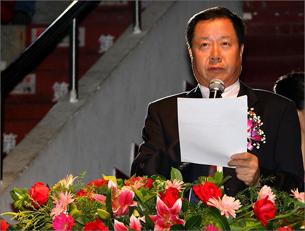 深圳市貿(mào)易工業(yè)局黨組成員、深圳市世貿(mào)組織事務(wù)中心主任、外運(yùn)會(huì)組委會(huì)副主任張金生主持了開幕式